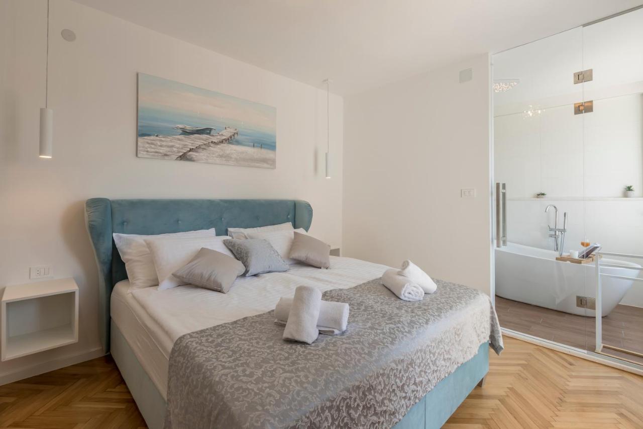 Shades Of Blue Apartman